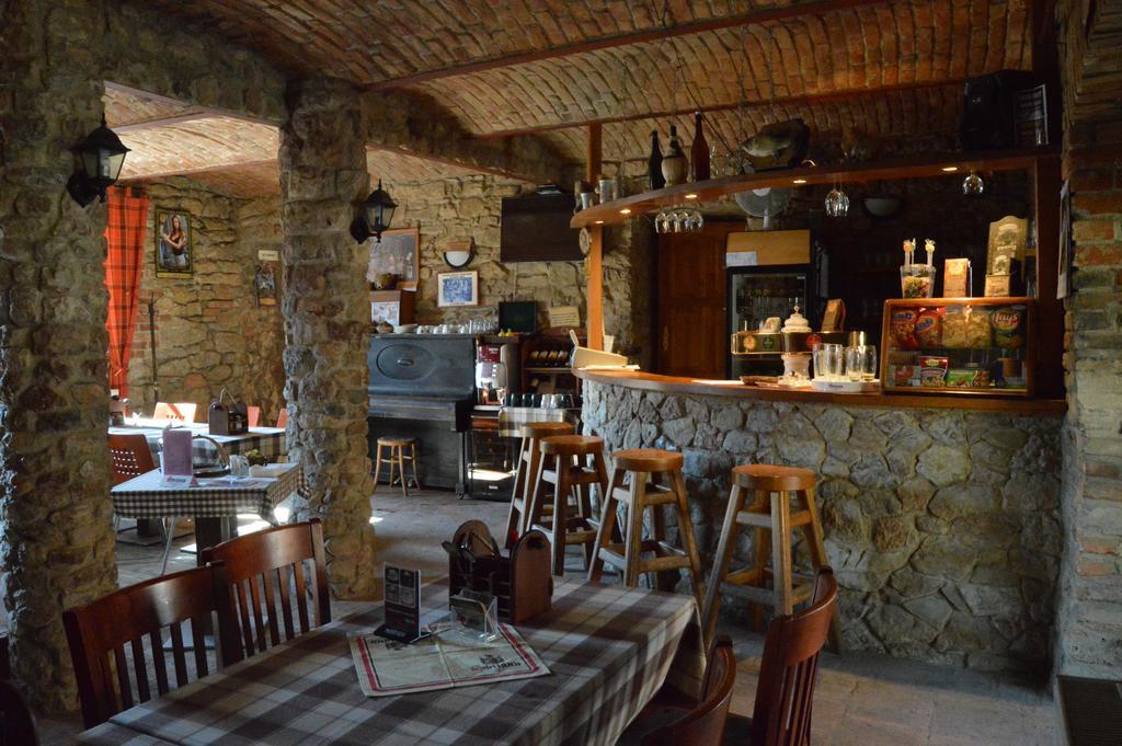 Restaurace A Penzion U Lva Karlštejn Exterior foto
