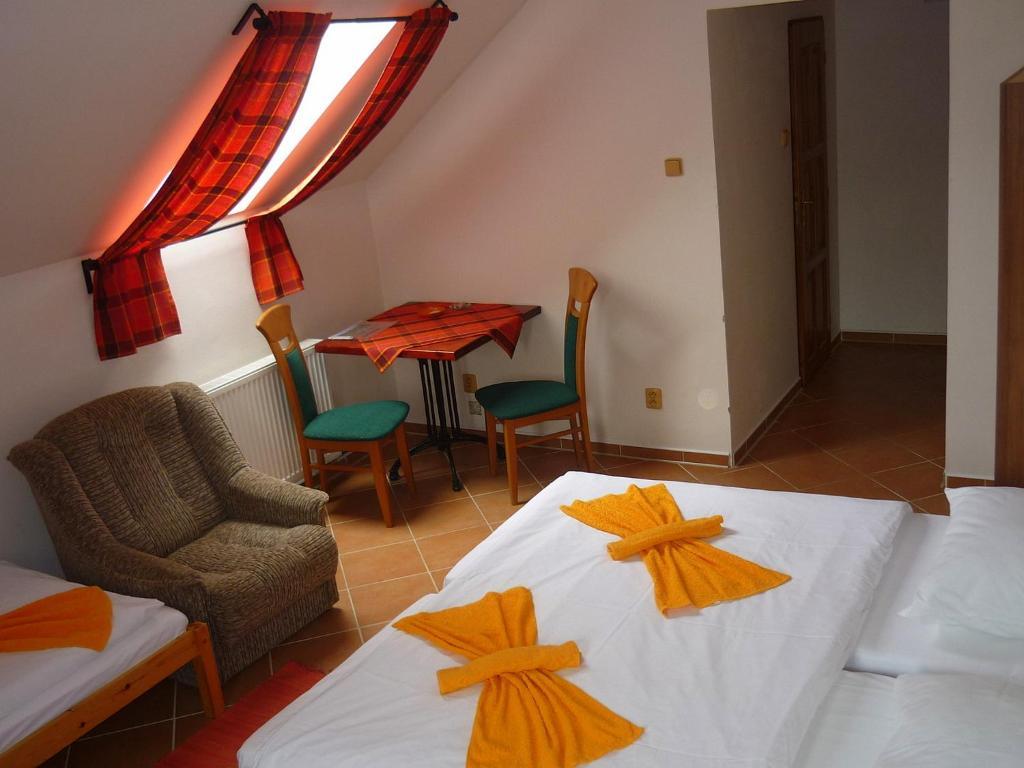 Restaurace A Penzion U Lva Karlštejn Zimmer foto
