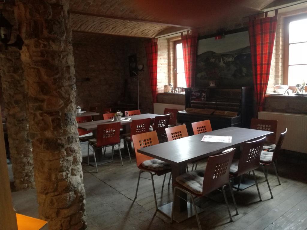 Restaurace A Penzion U Lva Karlštejn Exterior foto