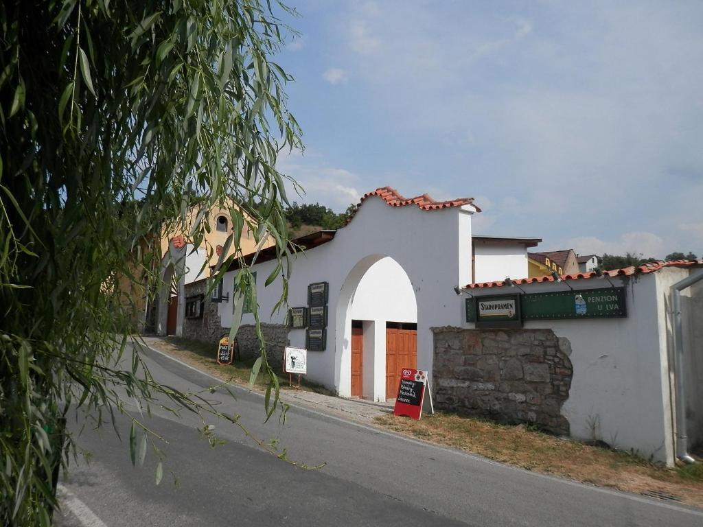 Restaurace A Penzion U Lva Karlštejn Exterior foto