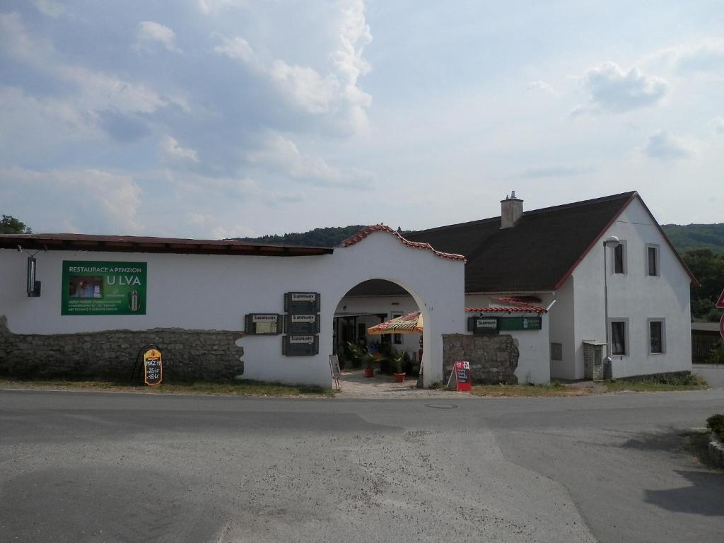 Restaurace A Penzion U Lva Karlštejn Exterior foto