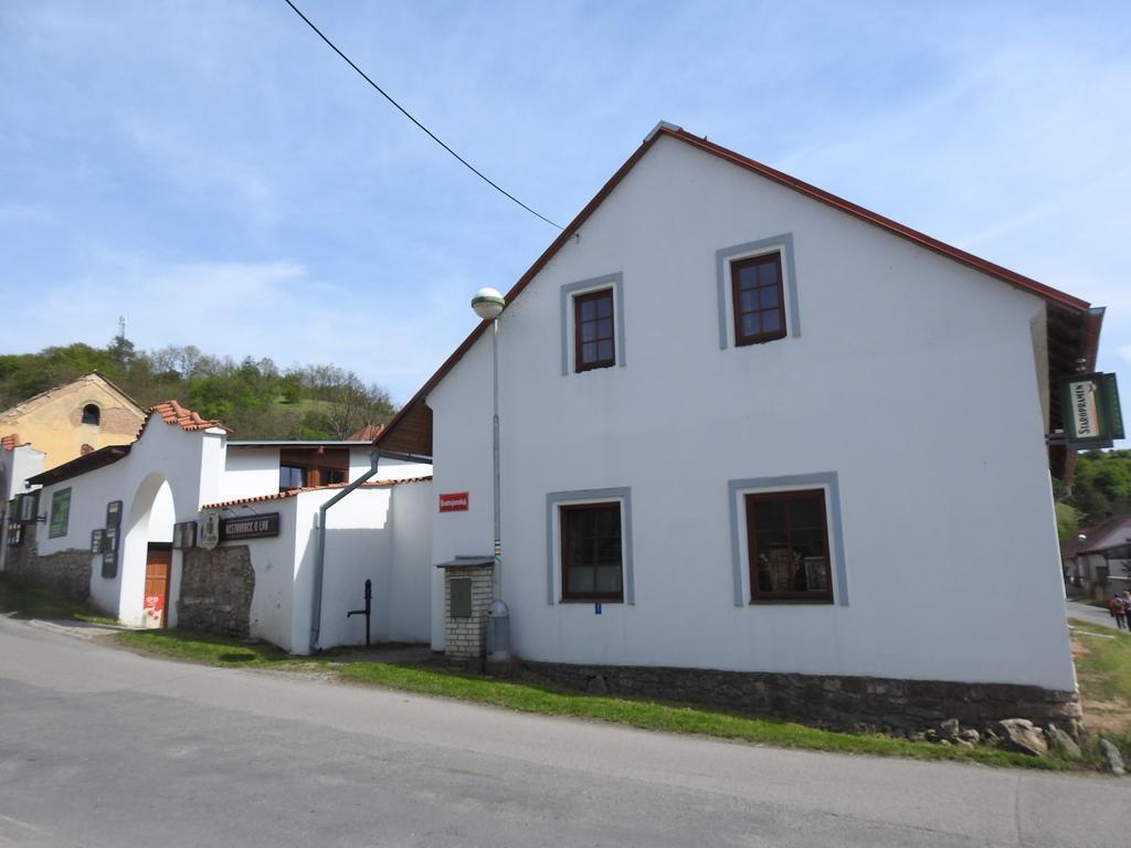 Restaurace A Penzion U Lva Karlštejn Exterior foto