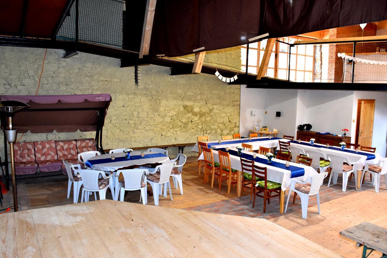 Restaurace A Penzion U Lva Karlštejn Exterior foto